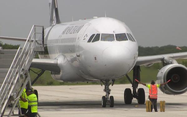 What would be the implications of a third weekly flight into Niue?