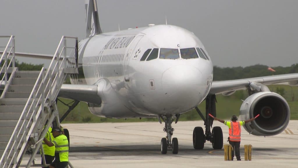 What would be the implications of a third weekly flight into Niue?