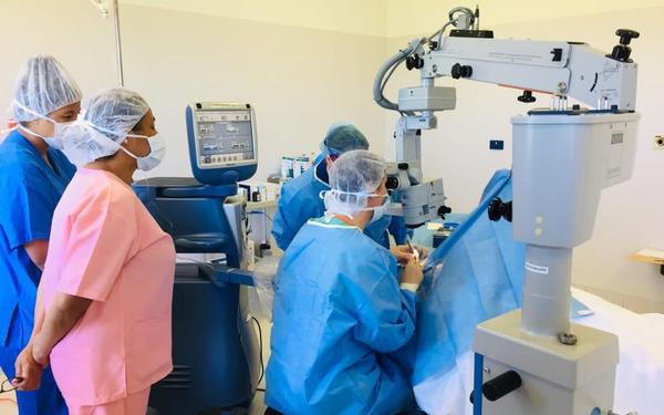 Team of eye care specialists conduct modern cataract surgeries