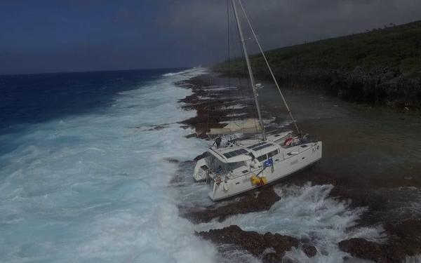 Australian yacht runs aground on the east coast of Niue; Couple sustain injuries