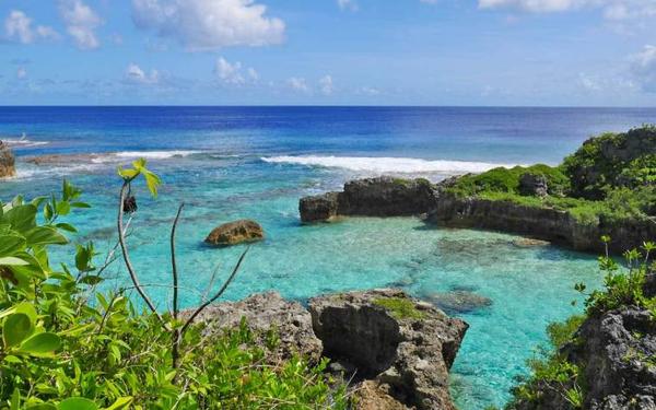 Woman swept away by strong waves, rescued by 3 visitors