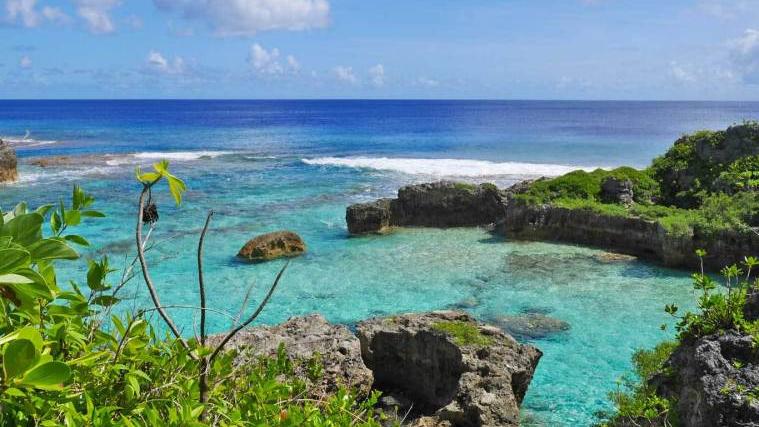 Woman swept away by strong waves, rescued by 3 visitors