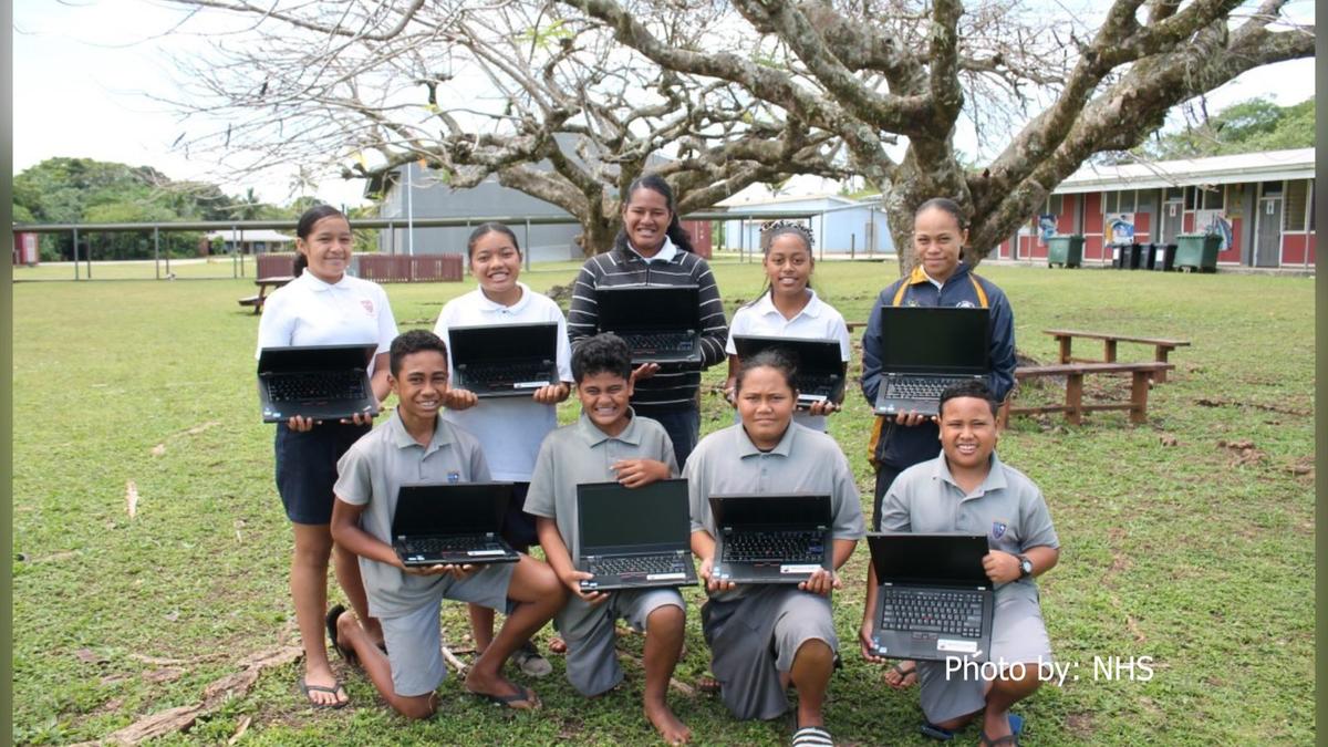 Ikimotu/Godsmark family donate 30 laptops to Niue High School