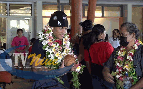 Niue’s first-ever CG bronze medalist Duken Tutakitoa-Williams arrives to Niue