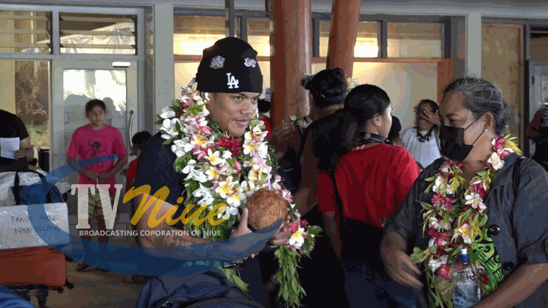 Niue’s first-ever CG bronze medalist Duken Tutakitoa-Williams arrives to Niue