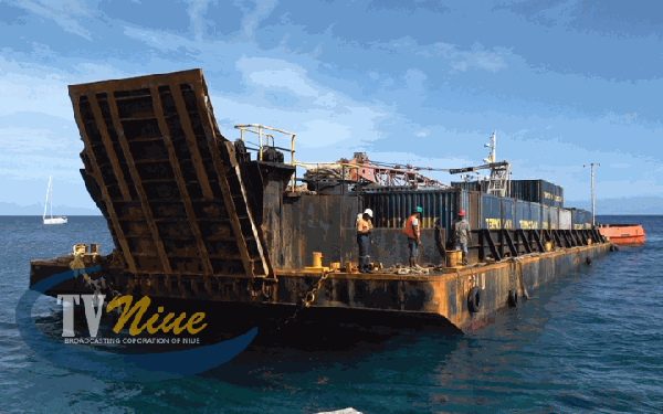 YAARA I Barge arrives to Niue transporting bitumen for airport runway upgrade project