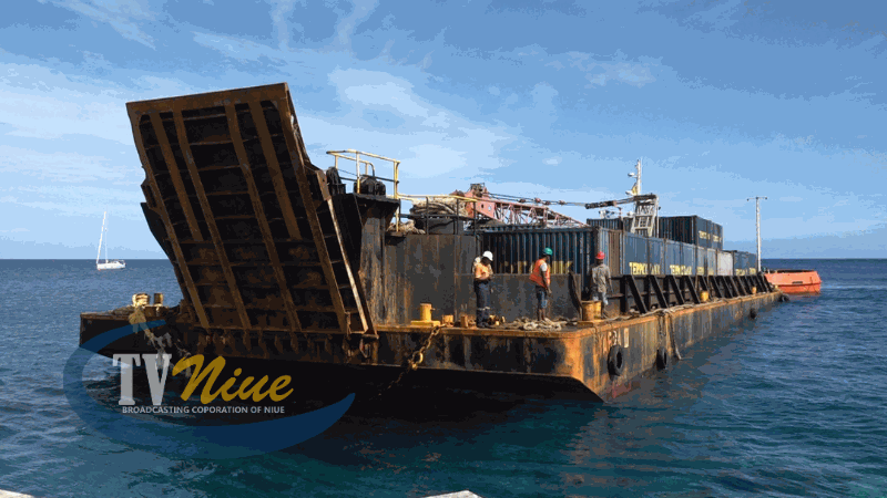 YAARA I Barge arrives to Niue transporting bitumen for airport runway upgrade project