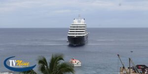 Tourists from Cruise Liner enjoy local scenery